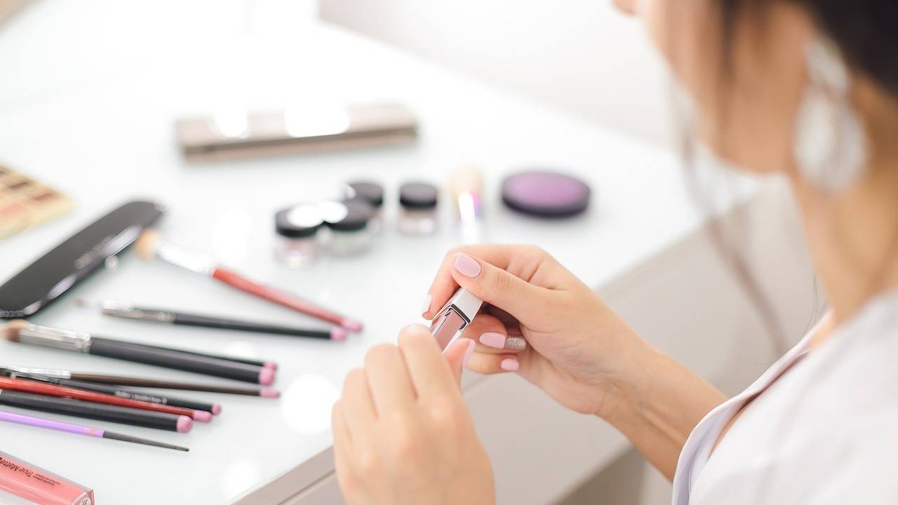 Leicester Student doing there makeup in the morning