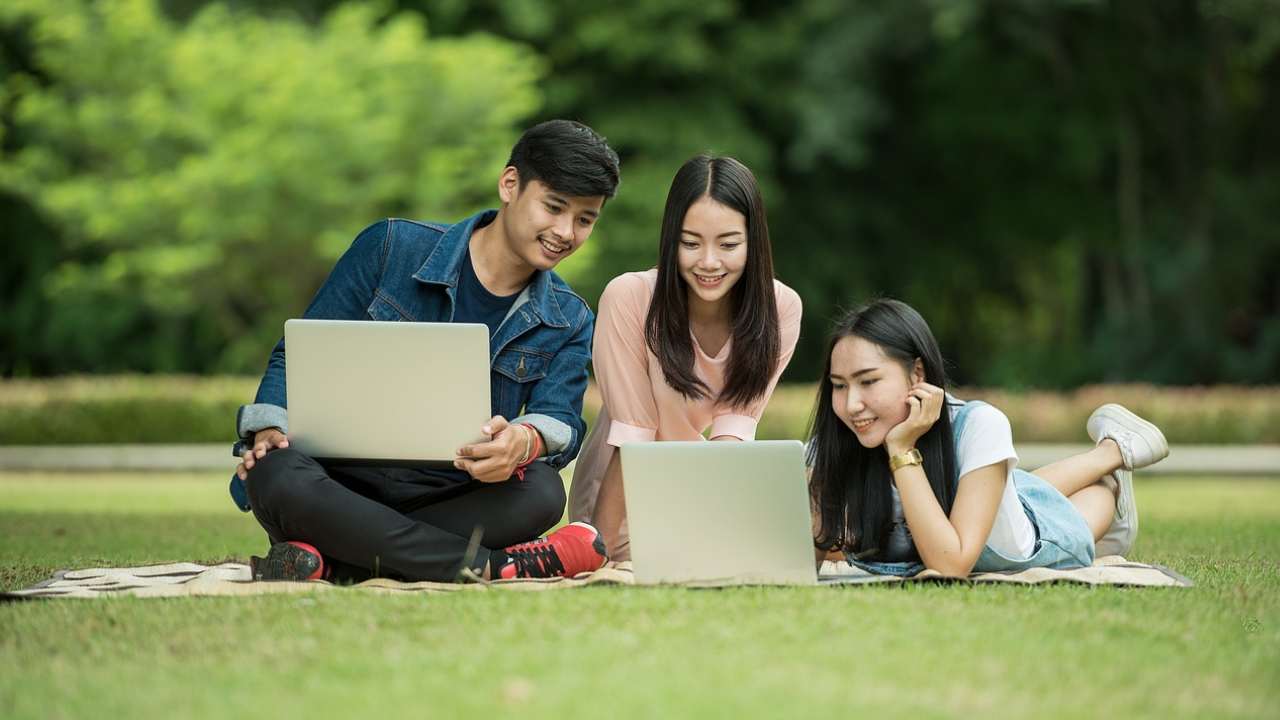 Leiceter students deciding where to stay at Student Beehive Leicester student accommodation