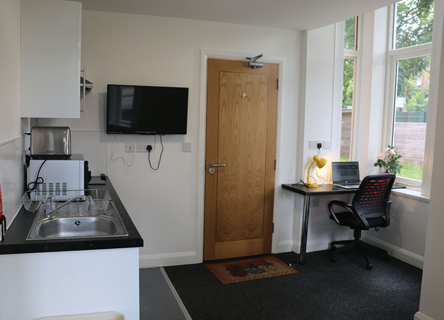 Student studio in Leicester - Kitchen and study room