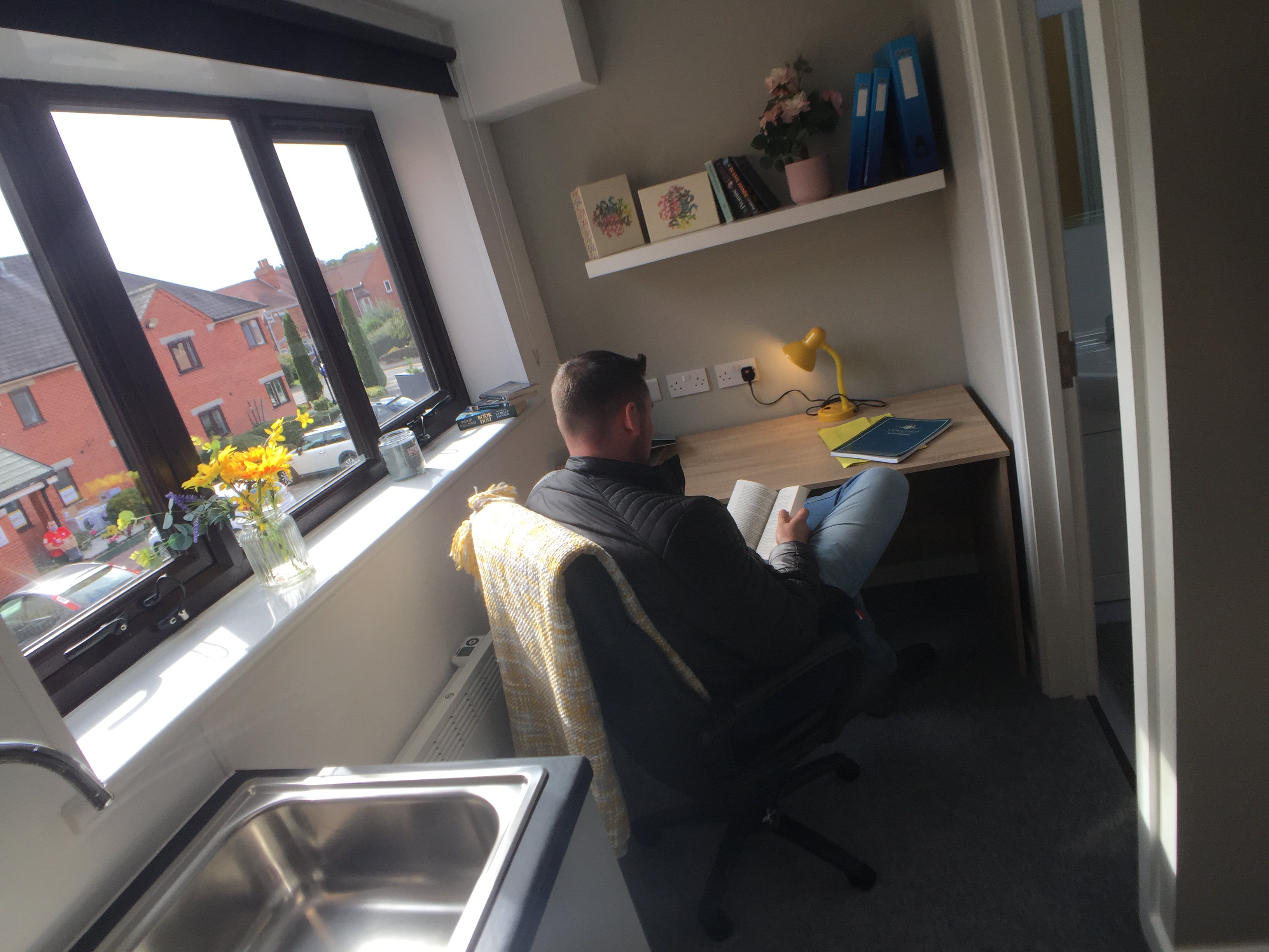 Student Accommodation Loughborough - Student Area with desk andgreat light