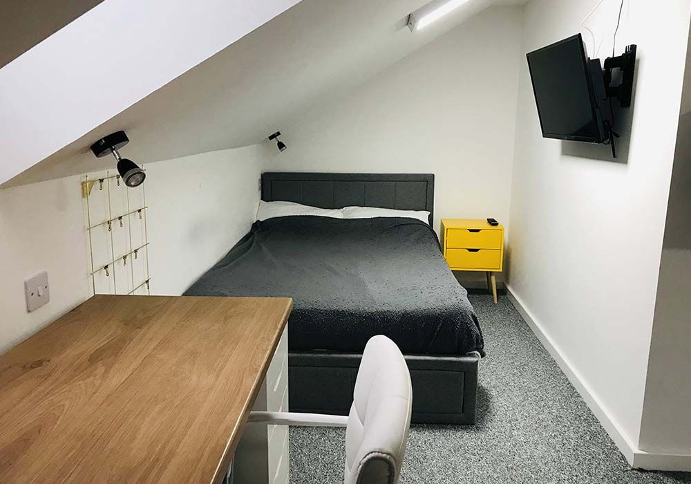 Loughborough Student Studio - SDouble bed and desk area