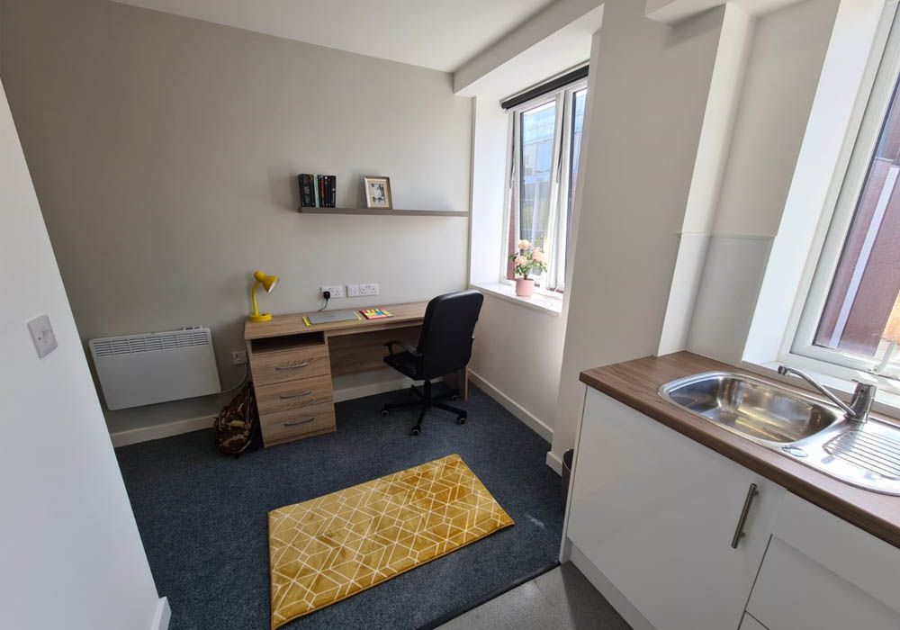 Leicester Student Studio - Kitchenette and desk area