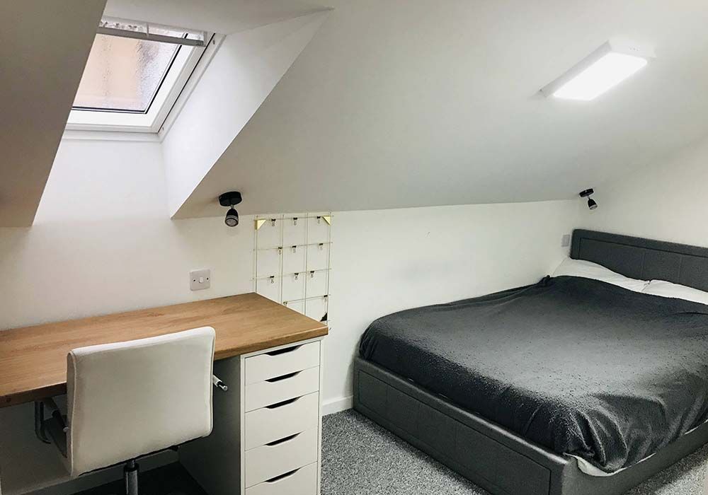Loughborough Student Studio - Double bed and desk in converted roof