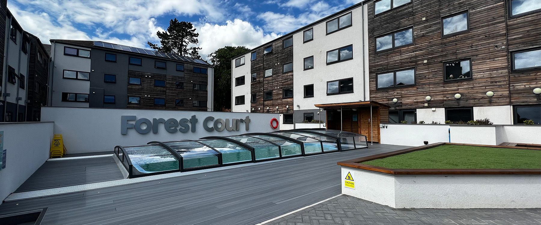 Forest Court Loughborough Accommodation - Enjoy a luxurious outdoor heated pool and BBQ area